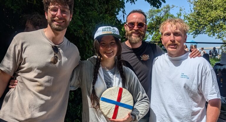 Elle a dévalé une pente pour un fromage : la Française Alix Heugas remporte la course mythique du Cooper&rsquo;s Hill Cheese Rolling