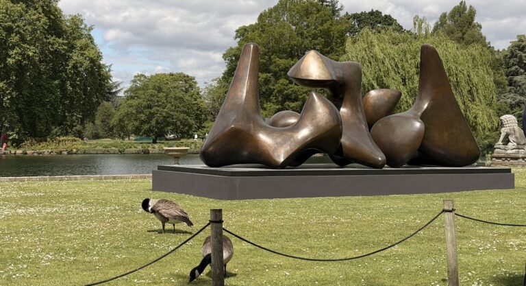 Henry Moore s’installe à Kew Gardens avec une exposition monumentale