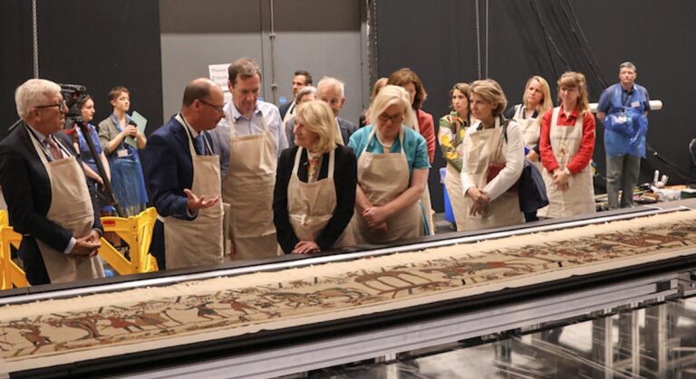Emmanuel Macron à Londres pour inaugurer l&rsquo;exposition de la tapisserie Bayeux au British Museum