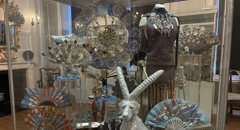 « Swaying in the Wind » : l’exposition onirique, entre le traditionnel et le contemporain, de Frédérick Yvan Manuel Gay au Fan Museum 