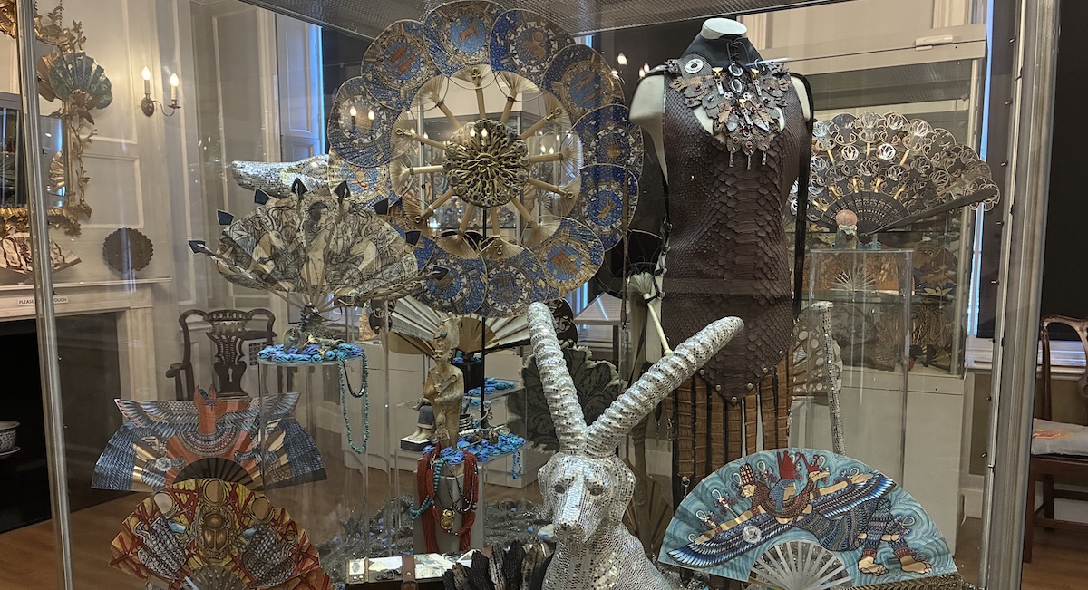 « Swaying in the Wind » : l’exposition onirique, entre le traditionnel et le contemporain, de Frédérick Yvan Manuel Gay au Fan Museum 